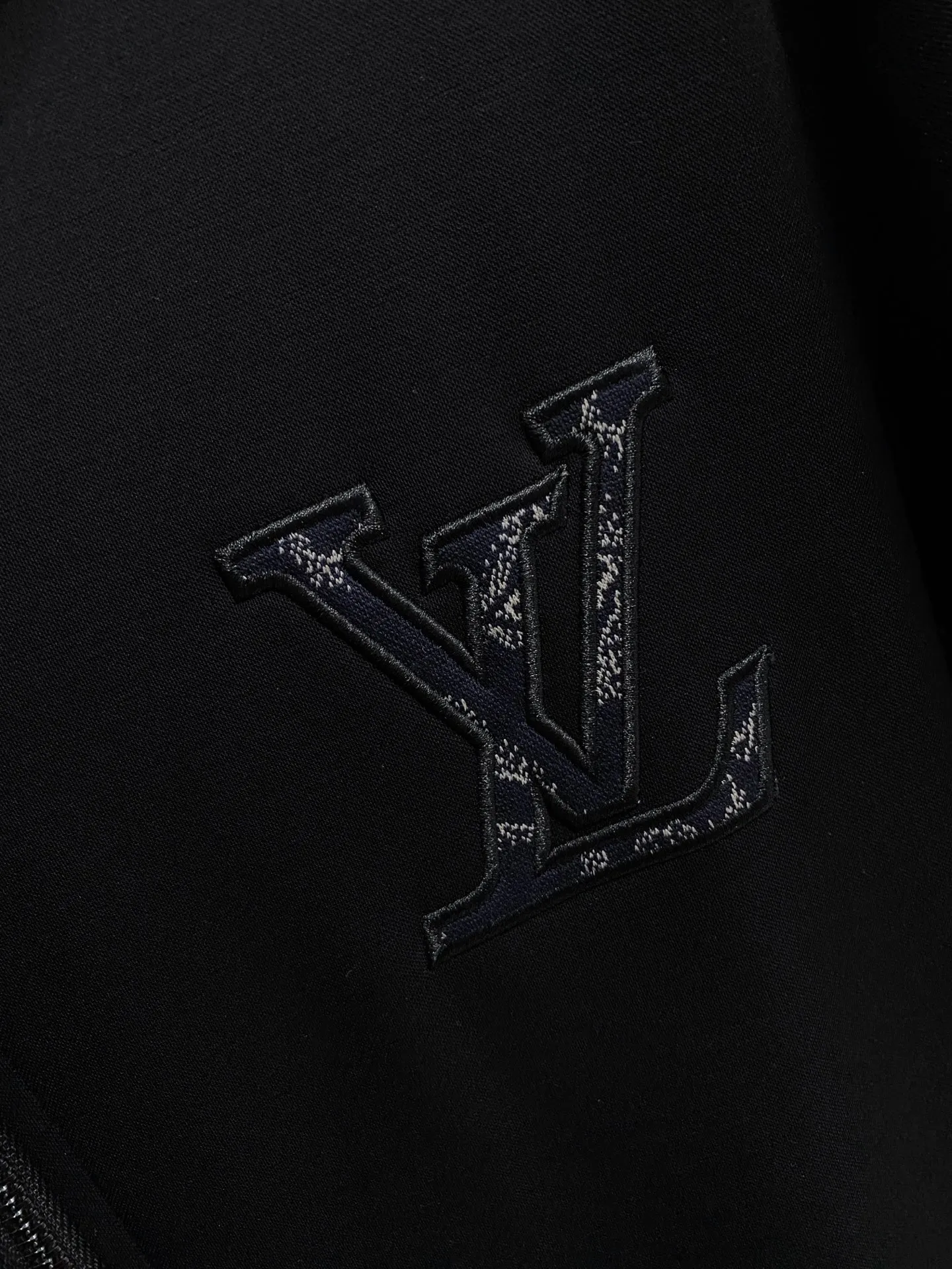 🅿️720 LV 2025 autumn and winter new counter, the same casual Tencel cotton fabric suit, breathable, comfortable and casual! Full of high-end feel! The details are exquisite and high-end, and the workmanship is impeccable! The original high-end fabric is very high-end! The fabric is crisp, anti-wrinkle and wear-resistant, warm, neat and stylish. Everyone must buy a set this autumn and winter. They must look cool and cool when wearing it. This is a model that we highly recommend! M-3XL